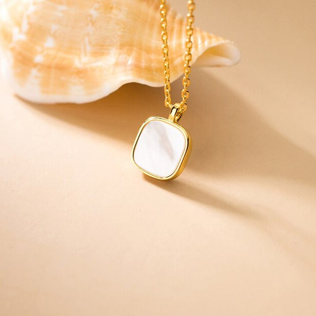 Colar Dourado Pingente Quadrado