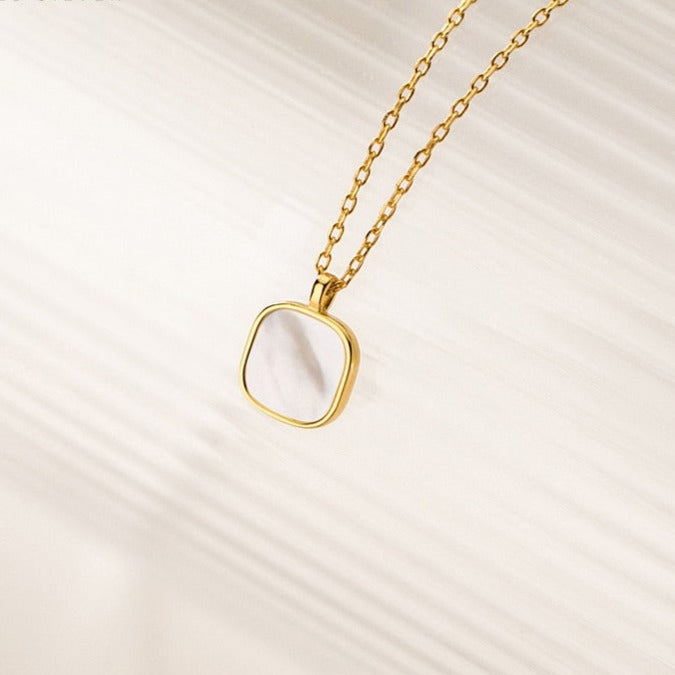 Colar Dourado Pingente Quadrado