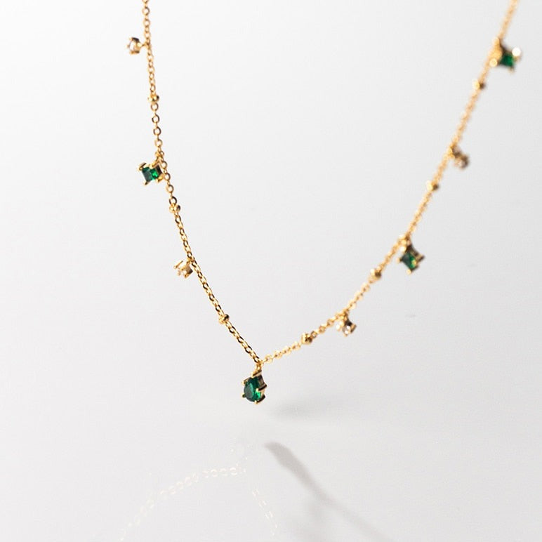 Colar Dourado com Pedras Verdes