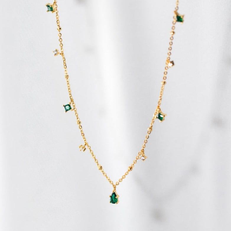 Colar Dourado com Pedras Verdes