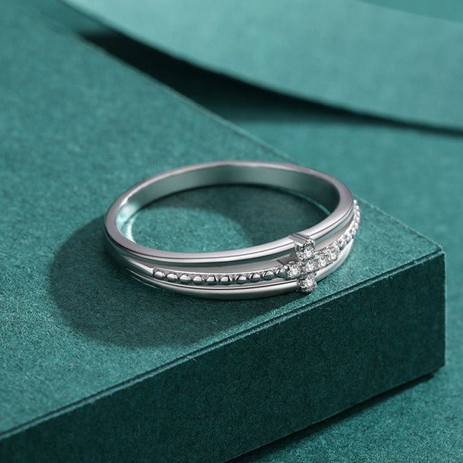 Anel Cruz Cravejado de Zircônia Prata