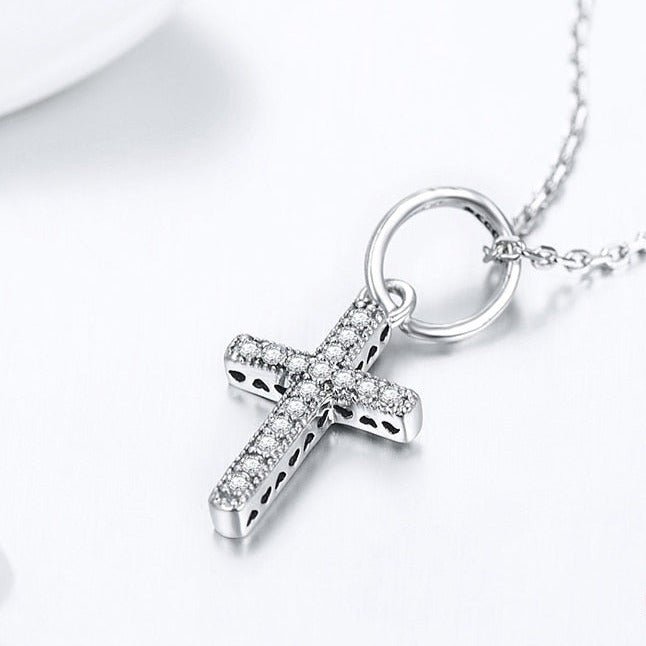 Colar Cruz com Pedras de Zircônia